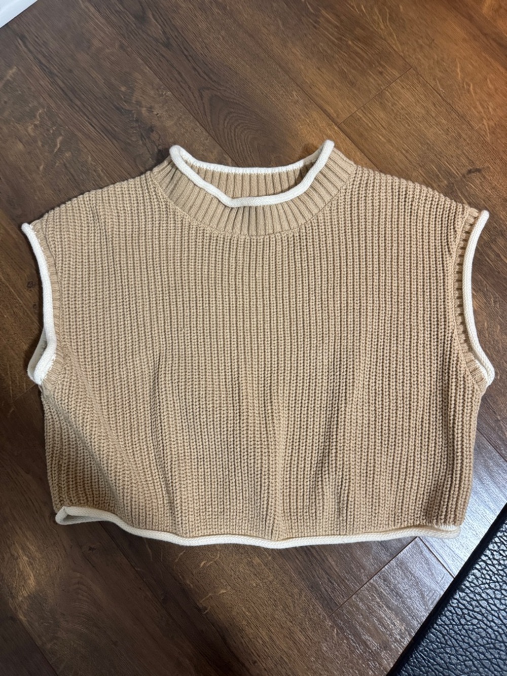 Cropped Knit Tank Top with White Piping - Beige
